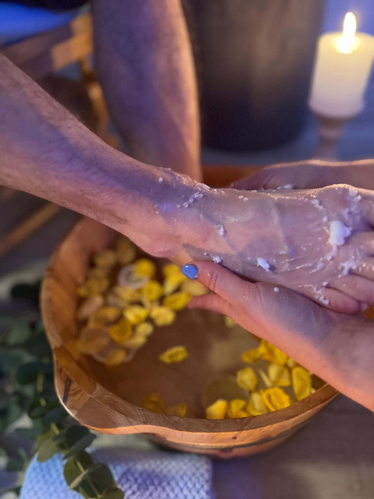 Fußbad mit Blüten, Kerzen und Massagebegleitung