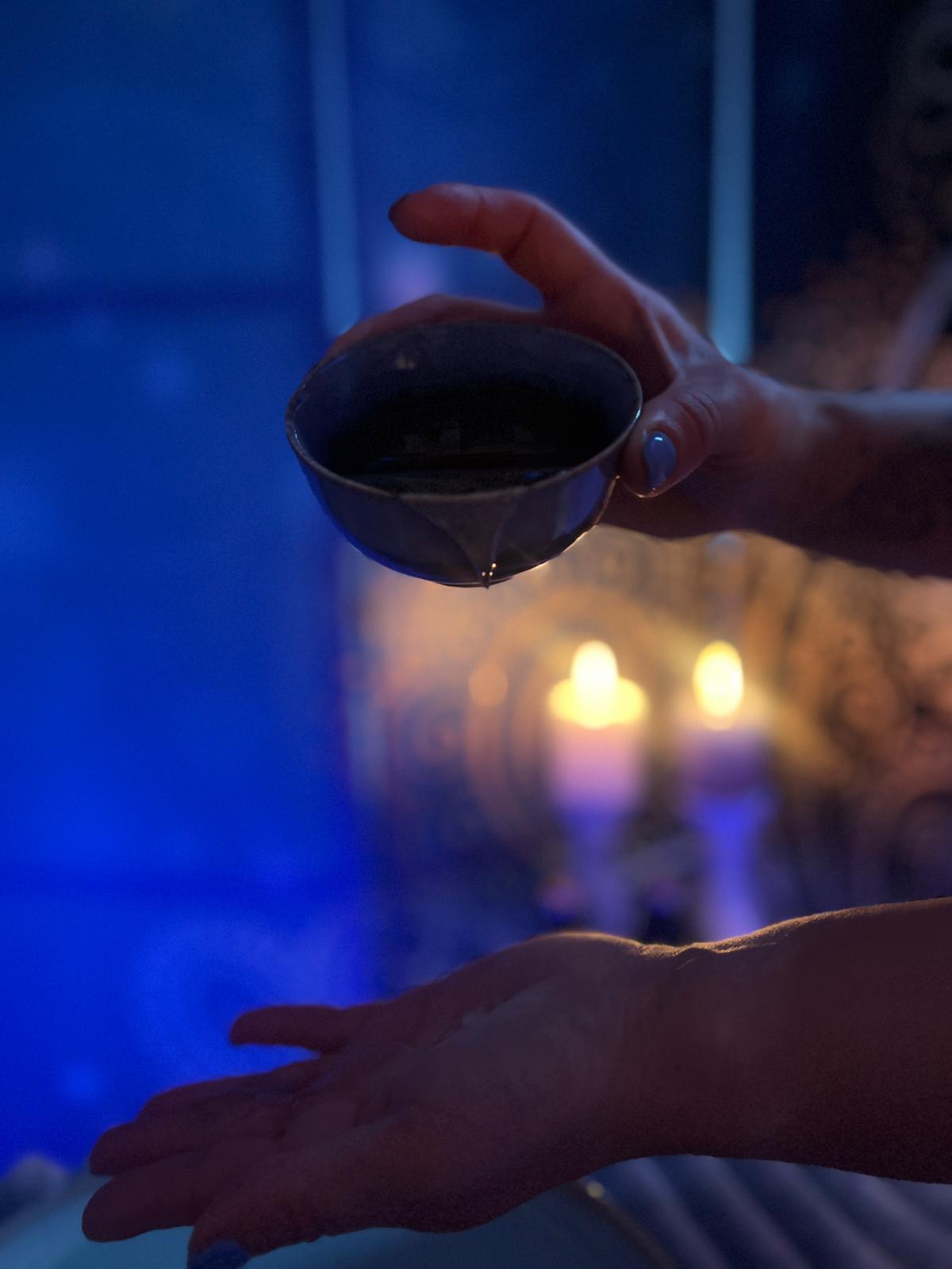 Honig-Zupf-Rückenmassage mit fließendem Honig