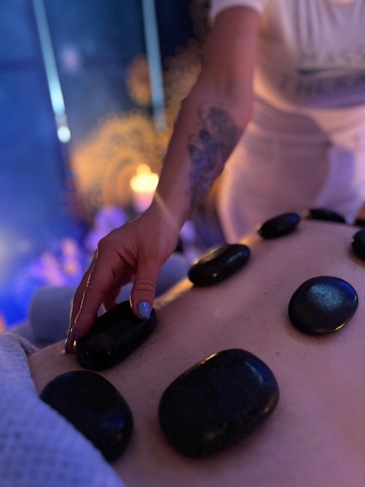 Hot Stone Massage mit warmen Steinen auf dem Rücken