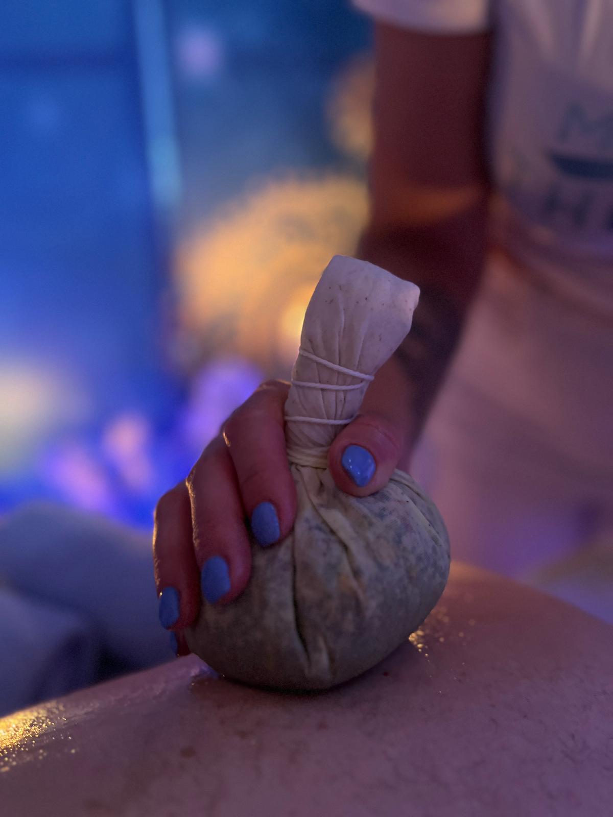 Kräuterstempel Massage auf dem Rücken