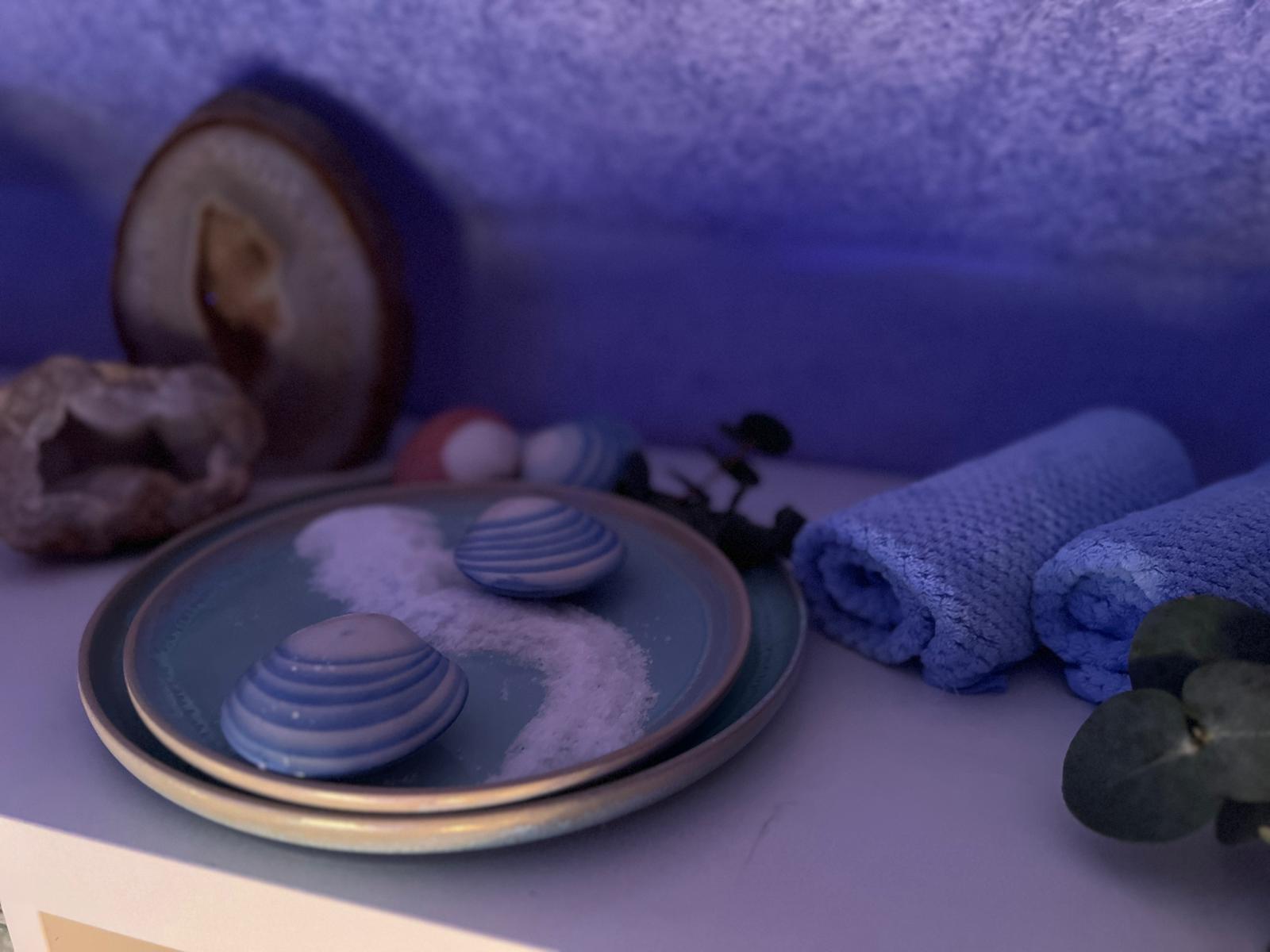 Lava-Shell-Schalen mit Salz und blauen Handtüchern