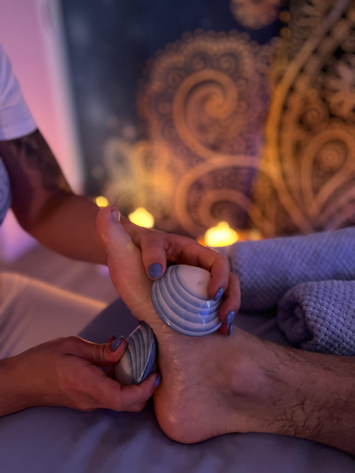 Lava Shell Massage an den Füßen